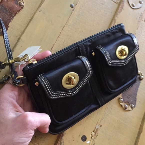 COACH BAG WRISTLET BLACK GOLD SLIM CLUTCH WRISTLET BAG NWT OS - Picture 5 of 15